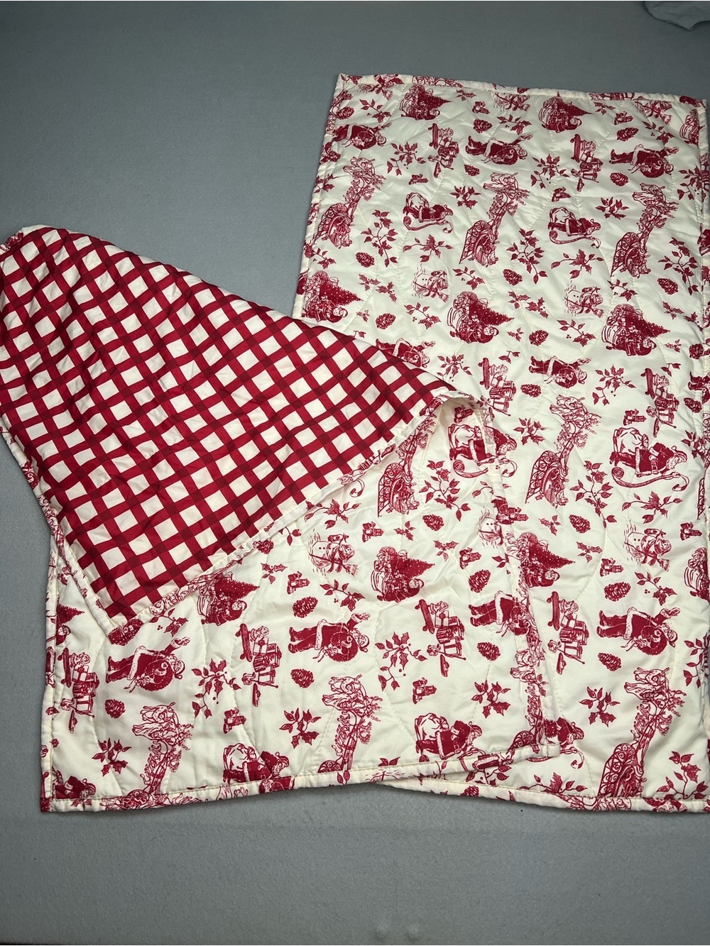 Hallmark  Santa reindeer Toile King Pillow Shams Red White Christmas quilted
